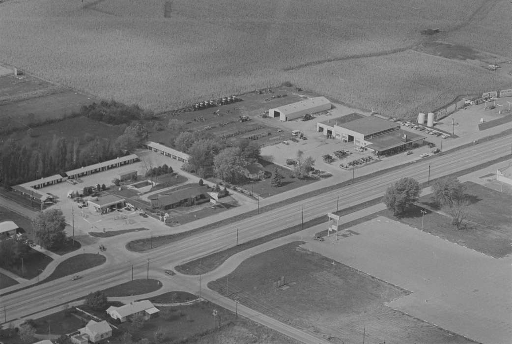field, Aerial Shots, Lemberger, LeAnn, history of Iowa, sign, motel, Iowa History, Businesses and Factories, parking lot, Ottumwa, IA, Iowa