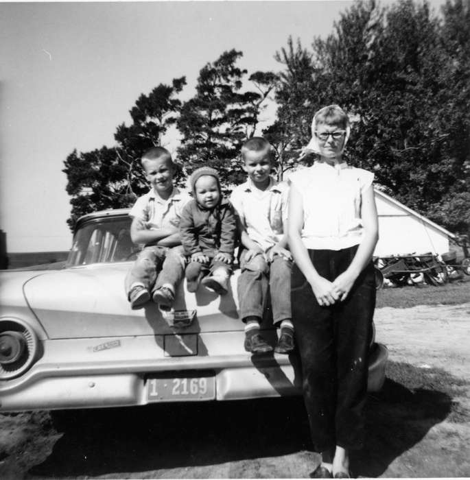 Schrodt, Evelyn, Iowa, Iowa History, history of Iowa, Portraits - Group, Motorized Vehicles, Families, mother, Children, car, IA, kerchief