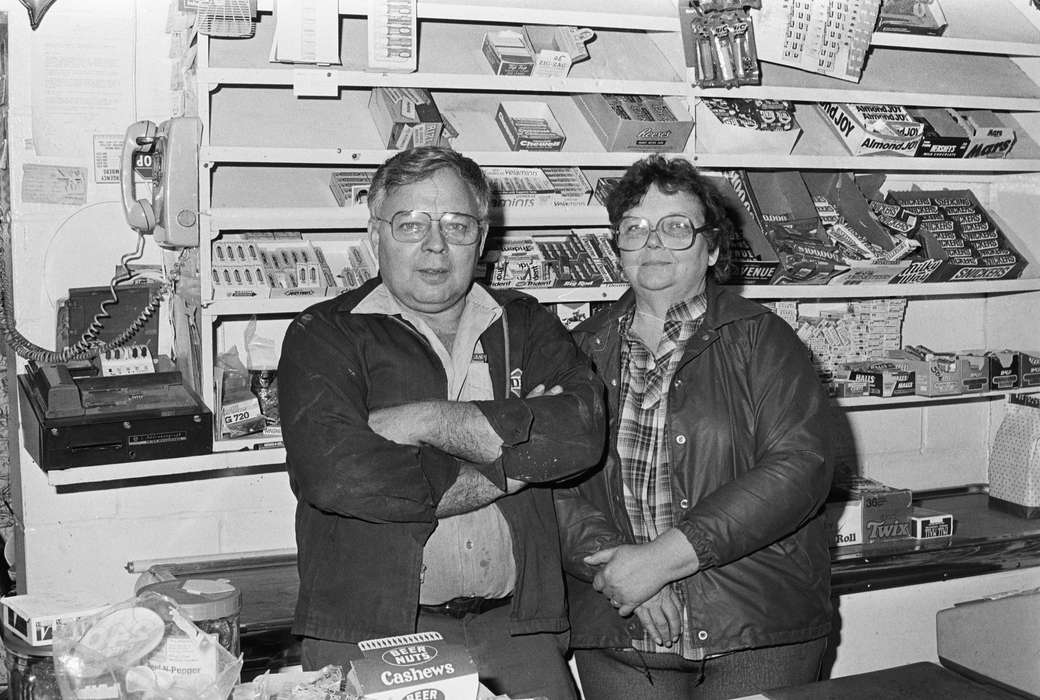 Businesses and Factories, Coon Rapids Enterprise, Coon Rapids, convenience store, Iowa, Portraits - Group, Photos, historic, United States, IA, ia, history, candy bar, candy