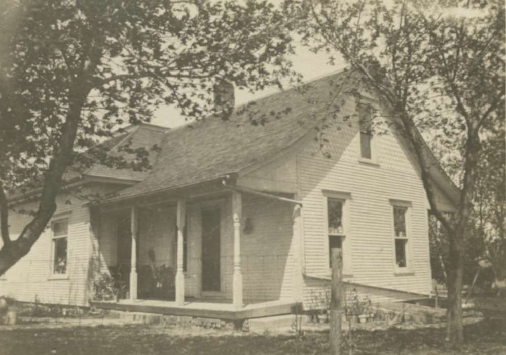 Rahfeldt, Lynette, house, porch, Homes, Iowa, Iowa History, history of Iowa, Farms, Hardin County, IA