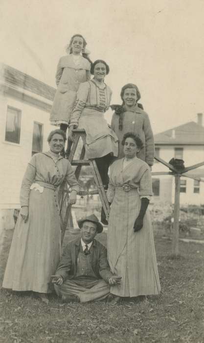 Cook, Mavis, ladder, pyramid, Iowa, Charles City, IA, Families, Iowa History, Portraits - Group, history of Iowa