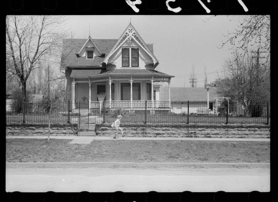 history of Iowa, Homes, victorian, kid, architecture, Iowa History, sidewalk, walking, curb, fence, Iowa, Cities and Towns, Children, porch, Library of Congress