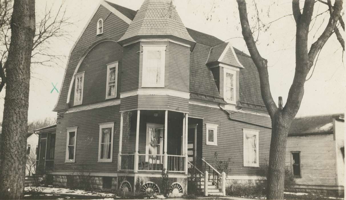 Homes, tree, snow, porch, house, screened porch, Iowa History, Winter, Iowa, University of Northern Iowa Museum, history of Iowa, IA