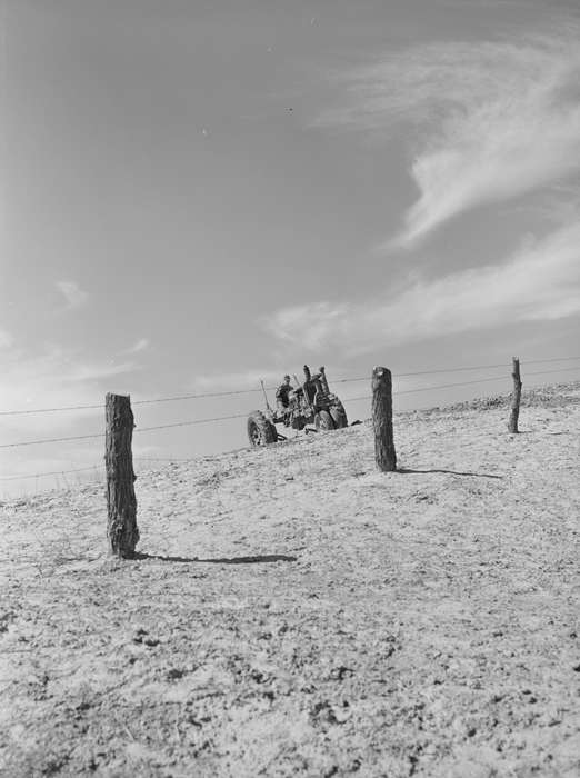 farmer, Iowa, Farms, Labor and Occupations, Iowa History, history of Iowa, barbed wire fence, Motorized Vehicles, tractor, Library of Congress, Farming Equipment