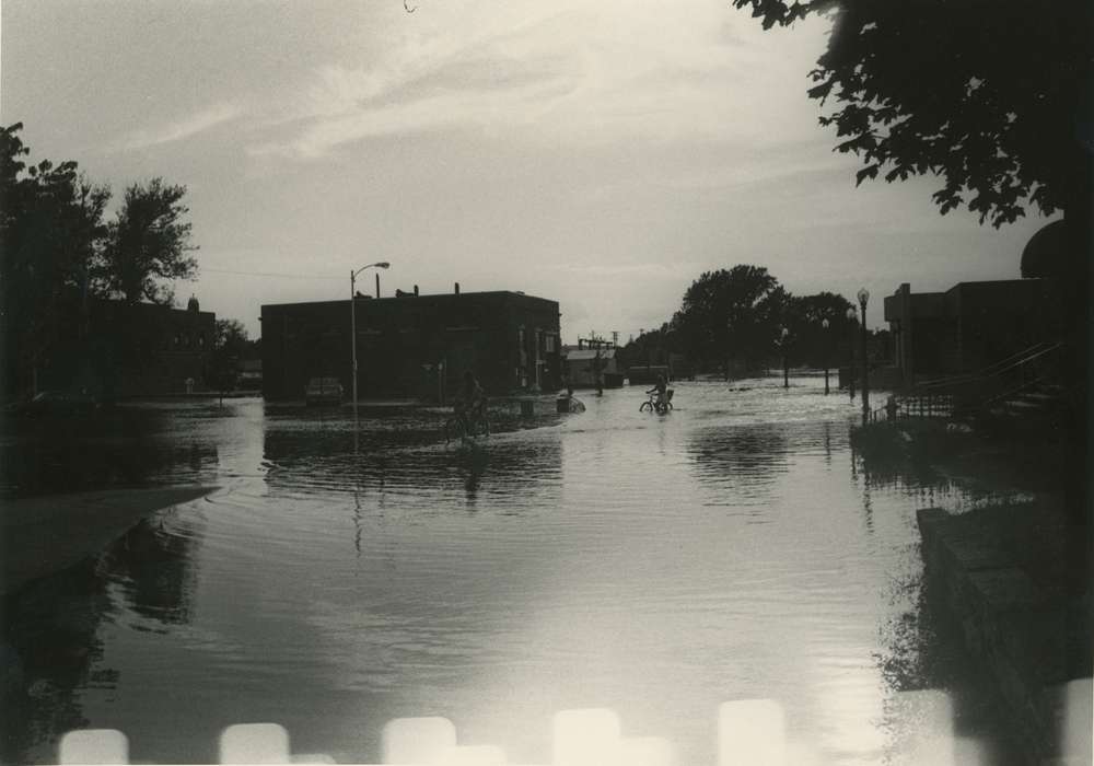 streetlights, Motorized Vehicles, history of Iowa, Cities and Towns, Waverly Public Library, Floods, Waverly, IA, Iowa, Iowa History, bicycle, biker