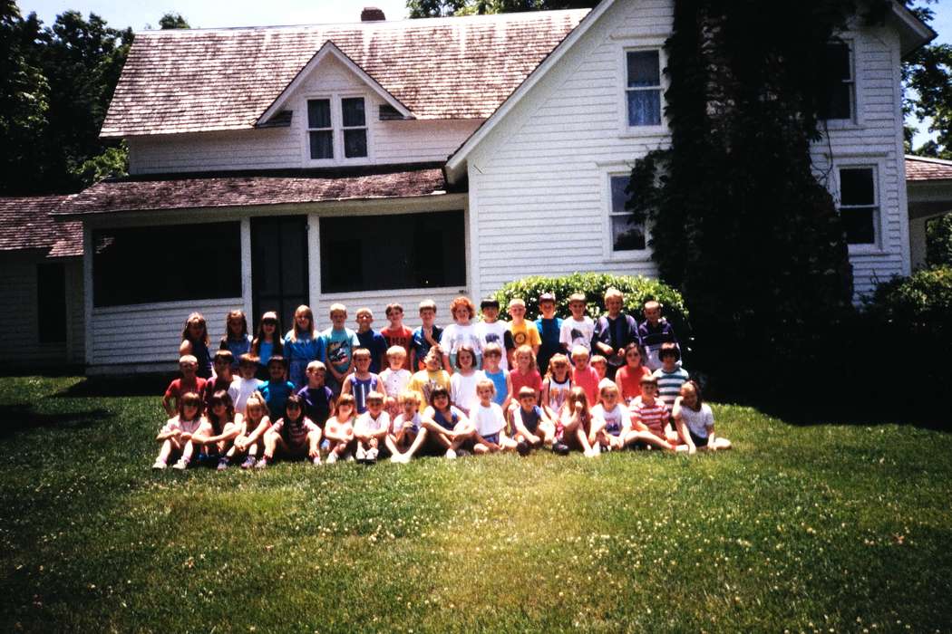 ia, children, Iowa, house, Coon Rapids Enterprise, Children, United States, sunny, second grade missouri trip, Schools and Education, group photo, history, Photos, Portraits - Group, missouri trip, historic, MO, school trip