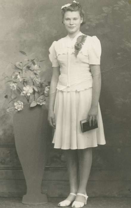 woman, Iowa History, Portraits - Individual, Iowa, Griesert, Lori, flowers, history of Iowa, Bremer County, IA