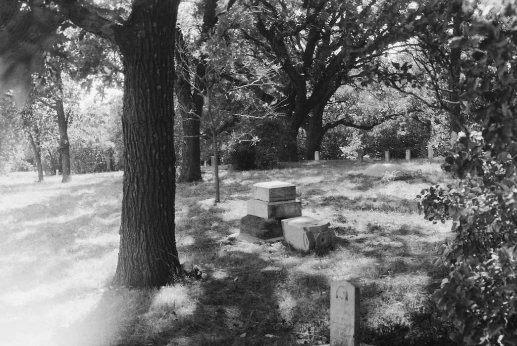 grave, leaf, leaves, United States, history, ia, Photos, Coon Rapids Enterprise, trees, historic, Cemeteries and Funerals, Landscapes, Iowa, IA, gravestone, Coon Rapids