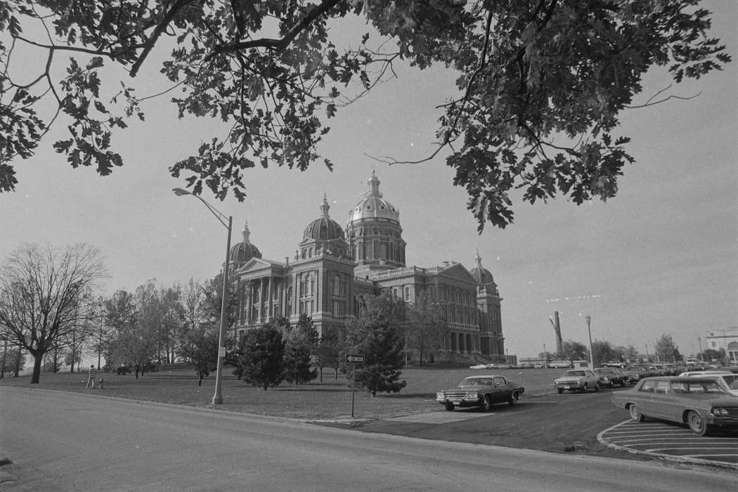 capitol, Iowa, car, Main Streets & Town Squares, Motorized Vehicles, lawn, Iowa History, history of Iowa, Des Moines, IA, street light, Lemberger, LeAnn, Cities and Towns, dome