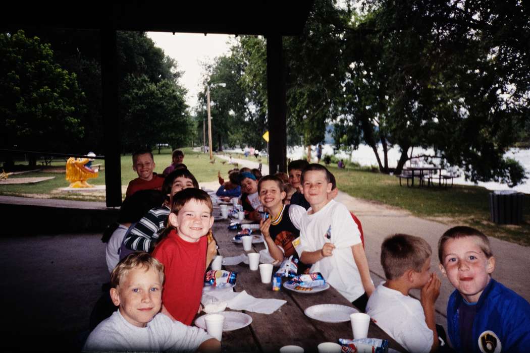 ia, school trip, second grade missouri trip, Iowa, history, picnic, Photos, Leisure, Coon Rapids Enterprise, Portraits - Group, Children, Food and Meals, missouri trip, United States, historic, MO, field trip
