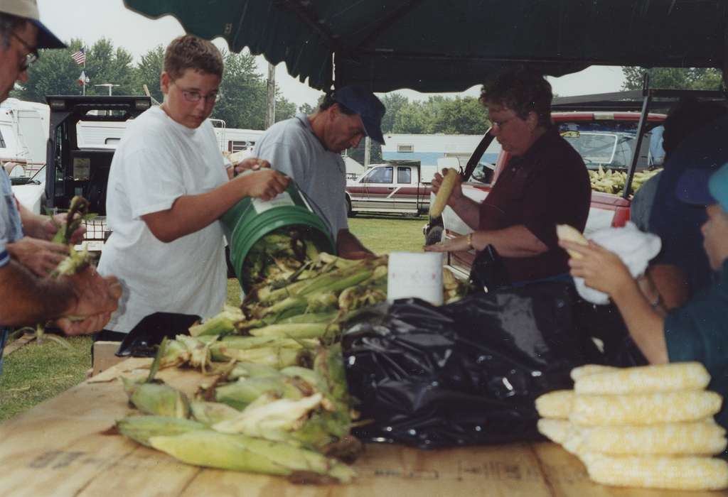 corn, Photos, corn on the cob, shucking corn, history, Iowa, correct date needed, husking corn, Waverly, Waverly Public Library, Food and Meals, United States, unknown context, ia, IA, historic, Bremer
