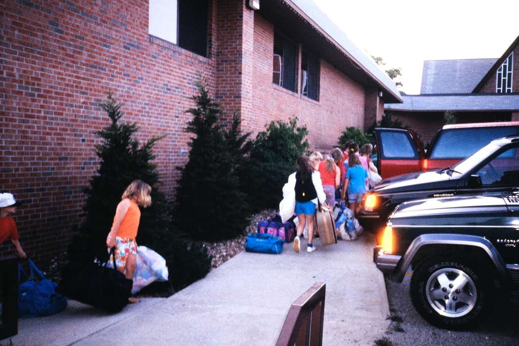 ia, children, cars, second grade missouri trip, Schools and Education, Iowa, history, Photos, MO, Coon Rapids Enterprise, Children, missouri trip, historic, United States, suitcases, Motorized Vehicles, school trip