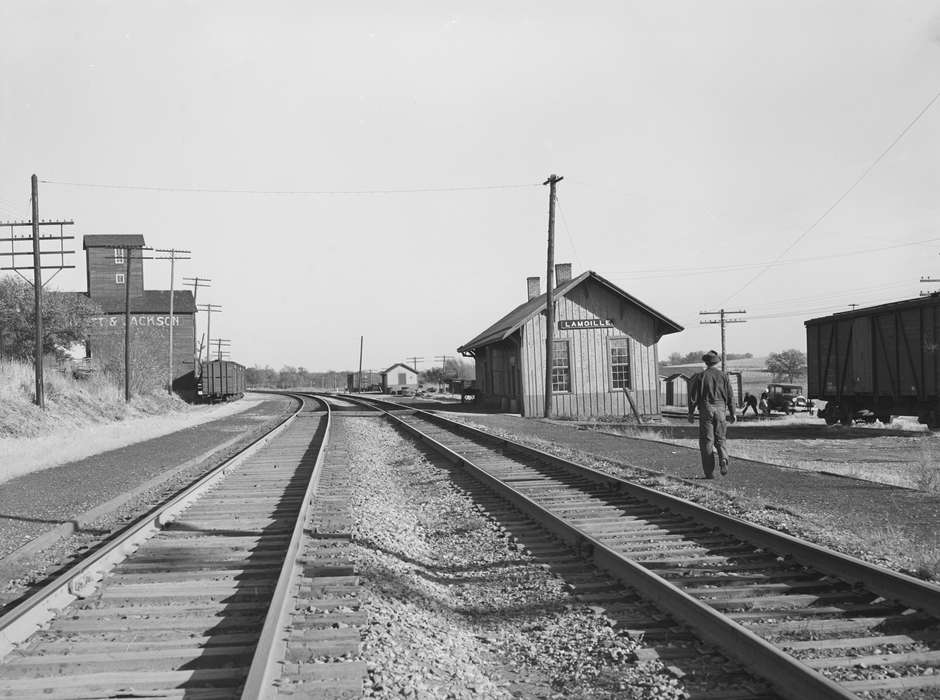 railroad worker, history of Iowa, rail yard, Iowa History, Train Stations, railroad track, boxcar, Iowa, Library of Congress