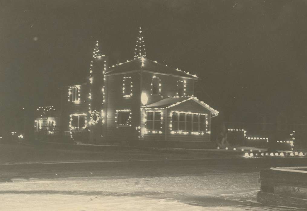 Waverly, IA, Iowa, Waverly Public Library, contest, christmas lights, Winter, Homes, christmas decorations, Iowa History, history of Iowa, snow
