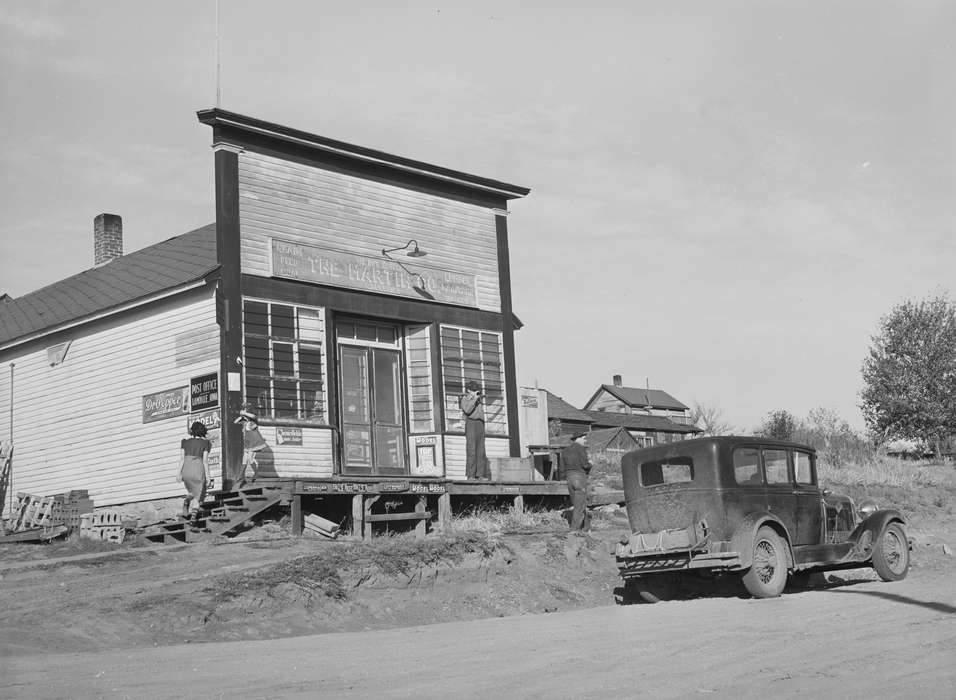 Families, automobile, Iowa, Businesses and Factories, Children, history of Iowa, Leisure, general store, Main Streets & Town Squares, Iowa History, Motorized Vehicles, dirt road, Library of Congress, Cities and Towns