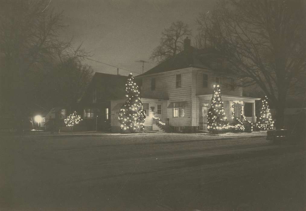 Waverly Public Library, contest, Homes, Winter, Iowa, Iowa History, Waverly, IA, history of Iowa, christmas lights, christmas decorations