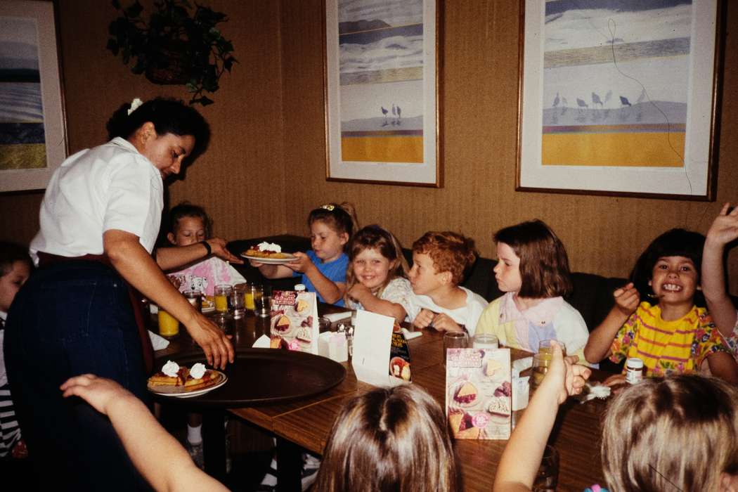 ia, children, second grade missouri trip, Schools and Education, Iowa, breakfast, history, waitress, Photos, Coon Rapids Enterprise, historic, missouri trip, Food and Meals, smiles, United States, MO, school trip