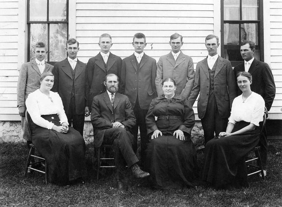 Families, Portraits - Group, history of Iowa, men, Iowa History, women, Mason City, IA, Brockmeyer, Janet, Iowa