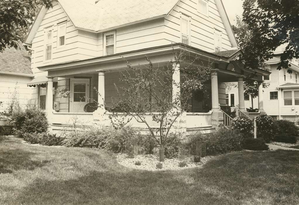Homes, shrubs, porch, Waverly Public Library, landscaping, Iowa History, Iowa, history of Iowa