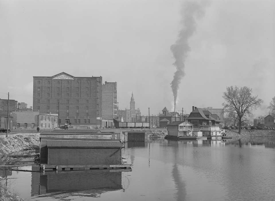 river bank, brick building, Iowa, Lakes, Rivers, and Streams, history of Iowa, rail car, mississippi river, Iowa History, Cities and Towns, Main Streets & Town Squares, Library of Congress, Train Stations, smokestack, Businesses and Factories, Motorized Vehicles