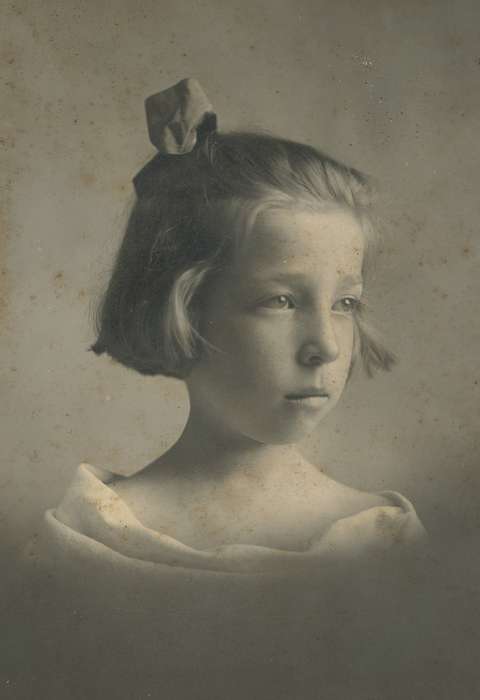 portrait, Iowa History, history of Iowa, child, Portraits - Individual, girl, Children, Iowa, Neymeyer, Robert