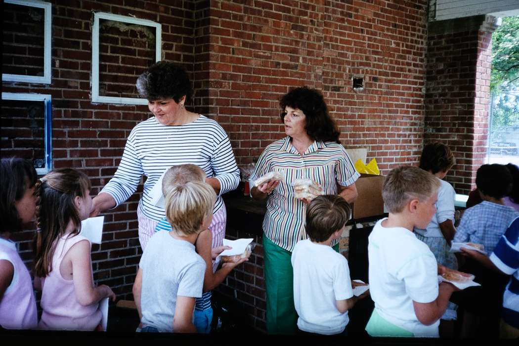 school trip, Children, brick building, Travel, sandwich, history, Iowa, woman, Coon Rapids Enterprise, boy, second grade missouri trip, Photos, Leisure, ia, girl, United States, missouri trip, napkin, Food and Meals, MO, historic