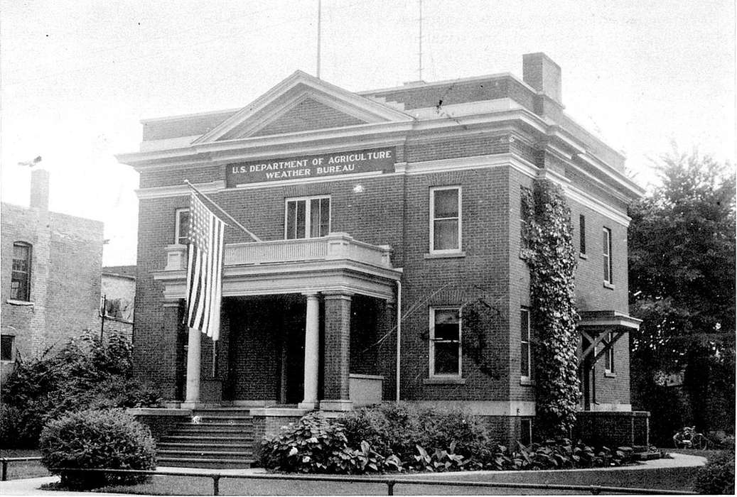 building, United States, Rahmiller, Ryan, history, ia, Photos, Main Streets & Town Squares, weather, historic, Iowa, IA, american flag, Cities and Towns, Charles City, Floyd