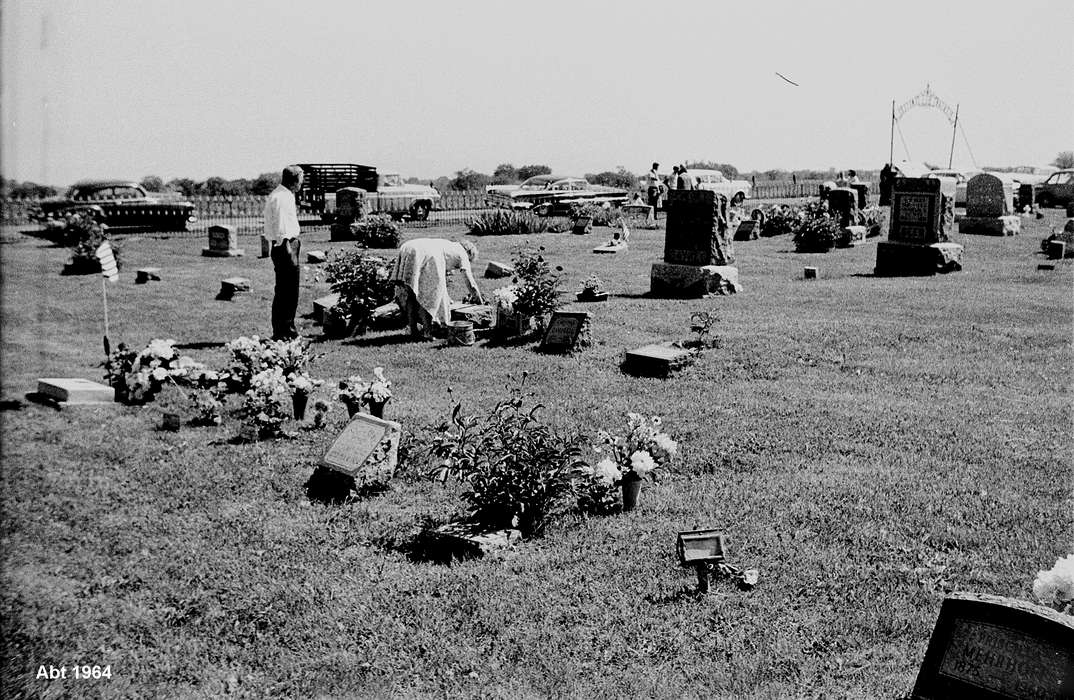 Cemeteries and Funerals, Lemberger, LeAnn, graves, Iowa History, car, Cincinnati, IA, Iowa, history of Iowa, Motorized Vehicles, cemetery