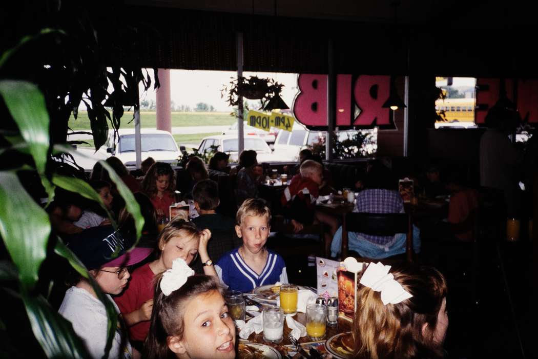 ia, Travel, second grade missouri trip, Iowa, history, restaurant, Photos, Coon Rapids Enterprise, Portraits - Group, Children, Food and Meals, missouri trip, United States, historic, MO, school trip