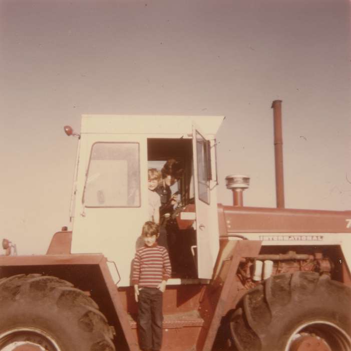 Farms, tractor, USA, Iowa History, history of Iowa, Portraits - Group, Hegland, Merlyn, international harvester, Iowa, Children