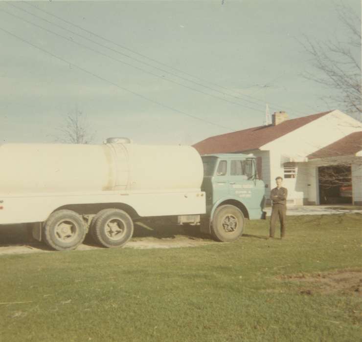 truck, Iowa History, history of Iowa, Iowa, Gaede, Russell, Labor and Occupations, Motorized Vehicles, Sumner, IA, milk, Farming Equipment