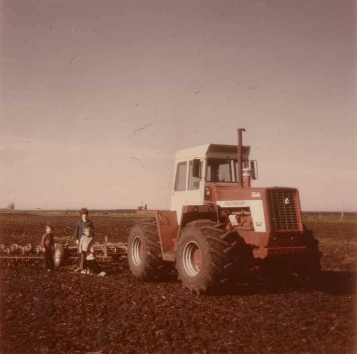 Farms, tractor, Families, USA, Iowa History, history of Iowa, Portraits - Group, Hegland, Merlyn, international harvester, Farming Equipment, Iowa