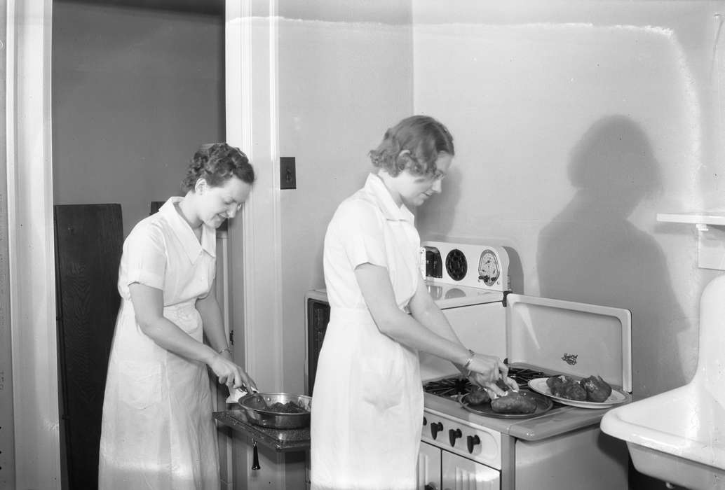 Schools and Education, oven, cook, university of northern iowa, kitchen, uni, UNI Special Collections & University Archives, iowa state teachers college, cooking, Cedar Falls, IA, Iowa History, stove, Iowa, history of Iowa, Labor and Occupations