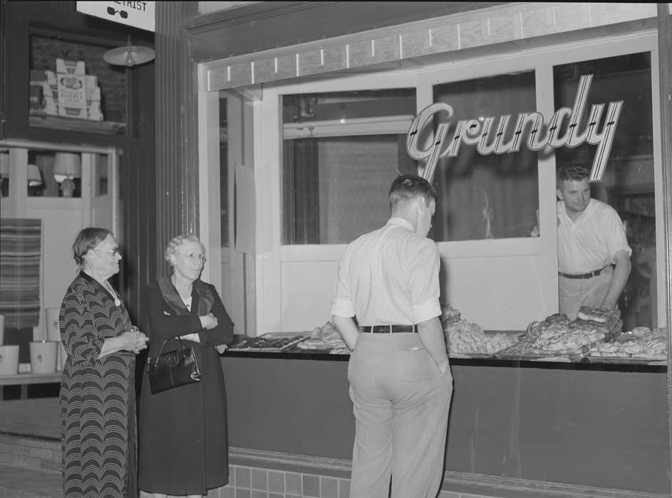 bakery, Businesses and Factories, Cities and Towns, window display, Labor and Occupations, store front, Iowa, Library of Congress, Food and Meals, history of Iowa, baked goods, Iowa History